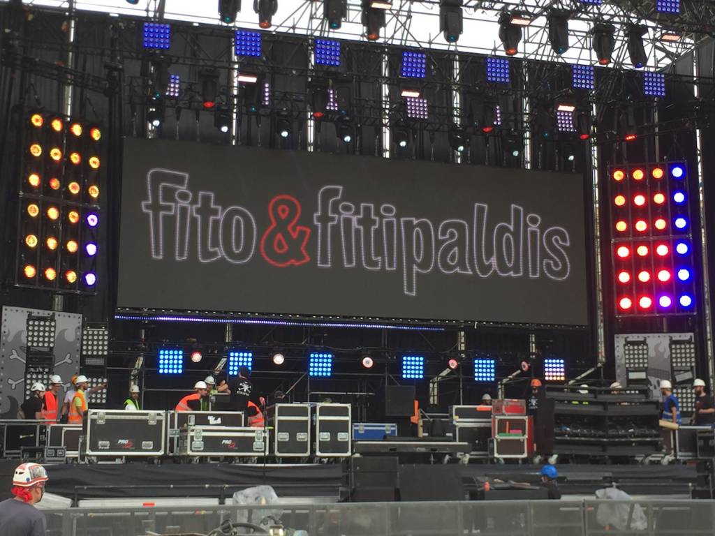 escenario para gran concierto montado con pantallas para Fito y Fitipaldis escenario para gran concierto montado con pantallas para Fito y Fitipaldis