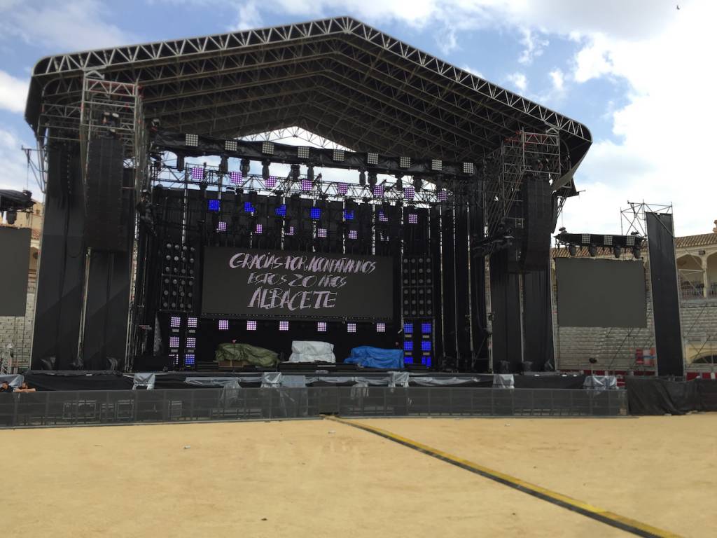 montaje de gran escenario con arrays de sonido